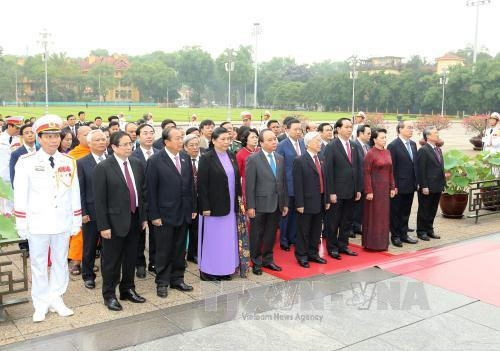 越南党、国家领导和第十四届国会代表拜谒胡志明主席陵墓。​