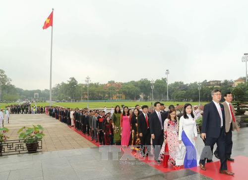 越南党、国家领导和第十四届国会代表拜谒胡志明主席陵墓。