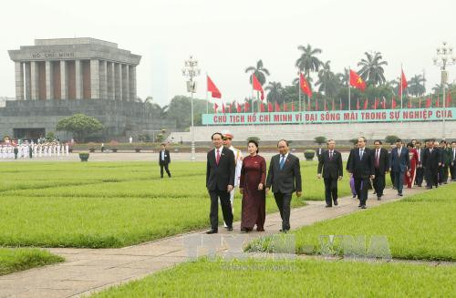 越南党、国家领导和第十四届国会代表拜谒胡志明主席陵墓。（图片来源：越通社）
