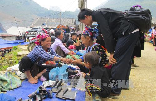 舍雅​集市农具摊（图片来源：越通社）
