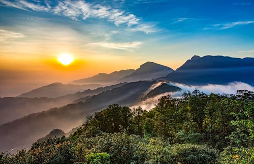 太阳升起，云开雾散，层层山峰，尽收眼底（图片来源：vnexpress.net）