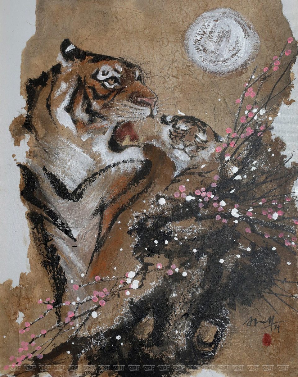今年，他第一次画虎。他研究老虎，产生了很多灵感。他画了48幅与他年龄相对应的虎。图自越南画报