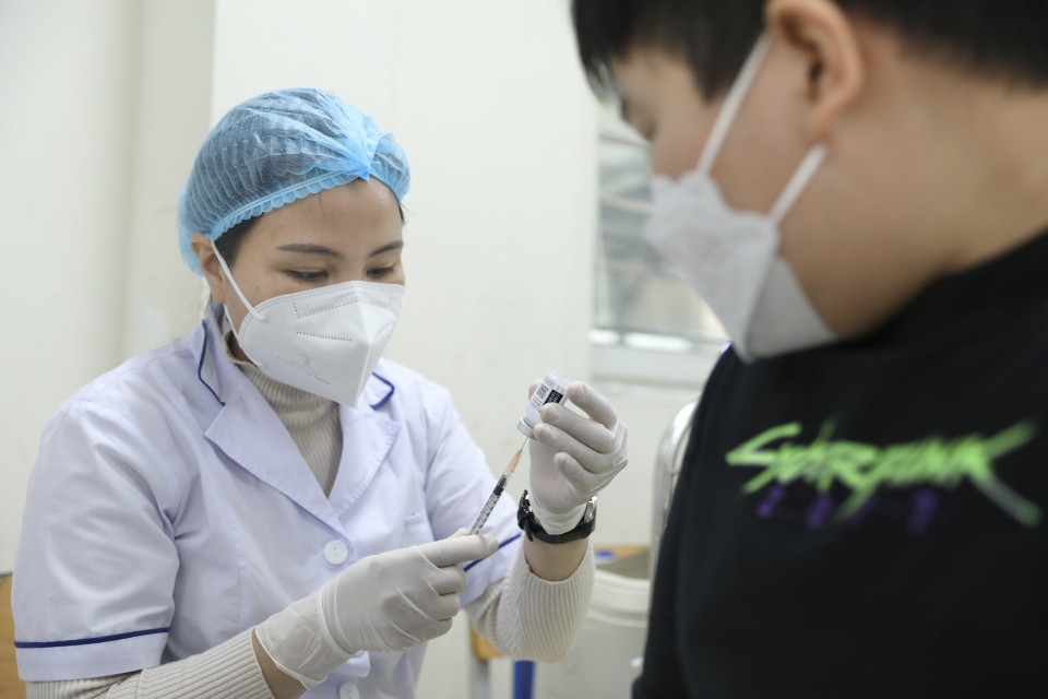 医务人员给学生接种莫德纳疫苗，每针接种剂量0.25ml。图自越通社