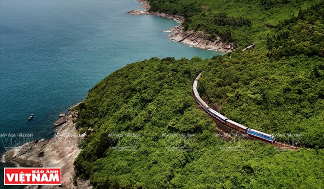 “统一”号列车经过海云岭。图自越通社/越南画报