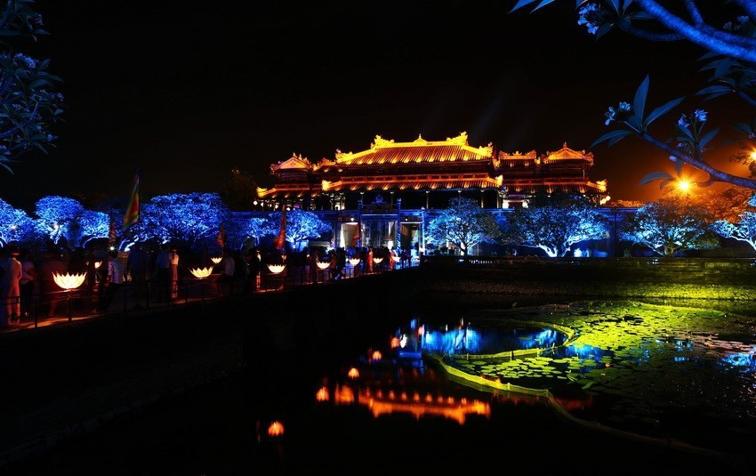 顺化皇城借助灯光艺术效果而光芒闪烁。图自越通社