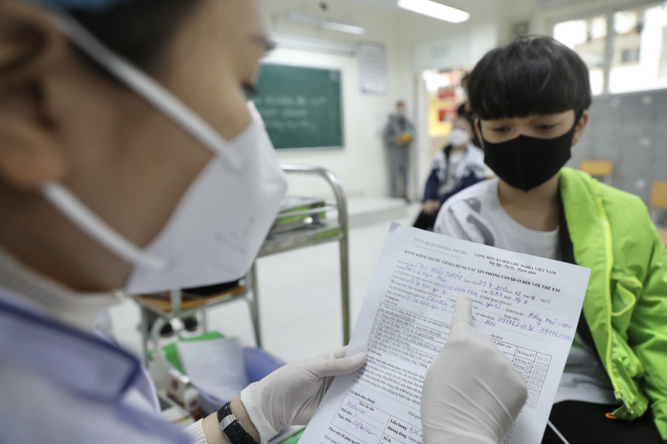 前来接种的每一名学生都有个人标识码，有助于疫苗护照发放。图自越通社