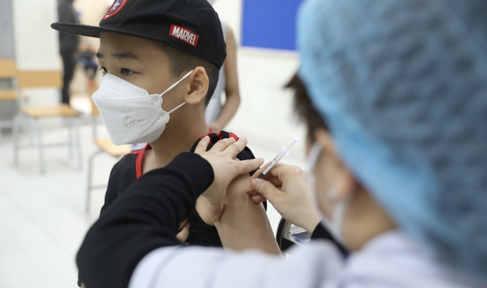 医务人员给学生接种莫德纳疫苗，每针接种剂量0.25ml。图自越通社