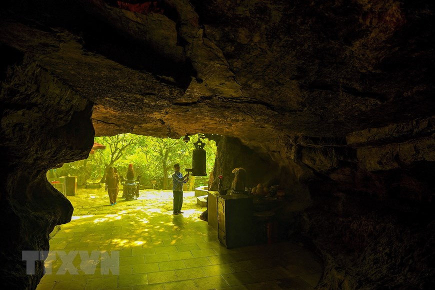 每个山洞都有一个背后的传奇故事。(越通社记者明德 摄)
