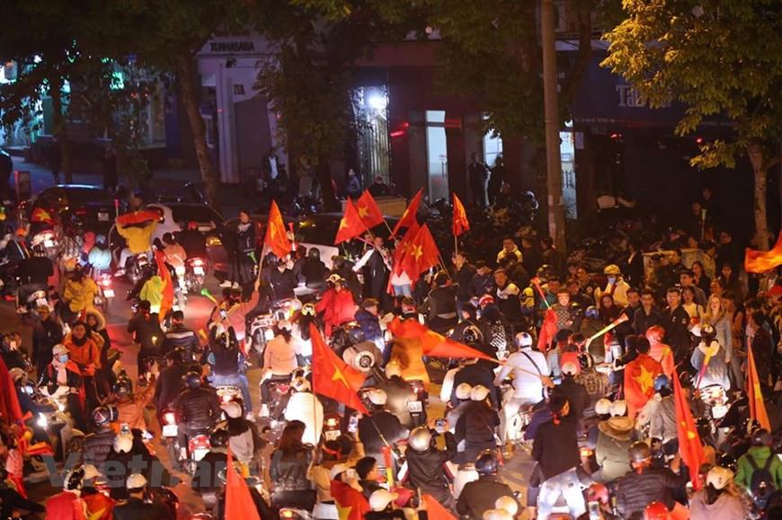 首都居民都兴高采烈涌上街头来，庆祝越南U22足球队的历史性胜利。图自越通社