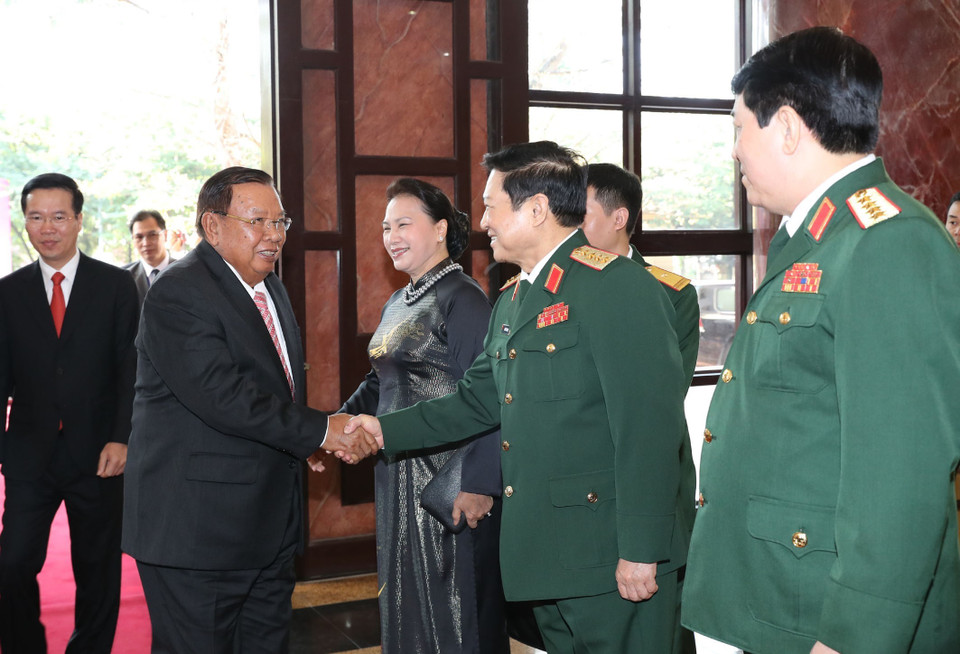 越南国防部长吴春历大将与老挝人民革命党共产党中央总书记、国家主席本扬•沃拉吉握手。越通社记者仲德 摄