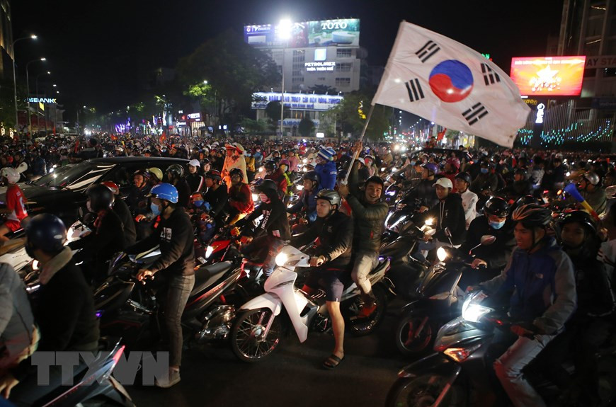 顺化市球迷都希望将来越南足球队将走得更远。图自越通社