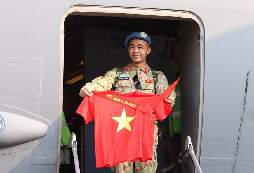 越南二号二级野战医院干部战士告别亲人、同志，赴南苏丹执行任务。图自越通社记者杨江 摄