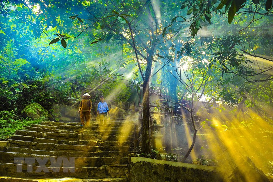 登上沛顶寺的古老石阶梯。(越通社记者明德 摄)