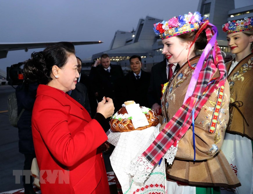越南国会主席阮氏金银品尝白俄罗斯传统美食。图自越通社