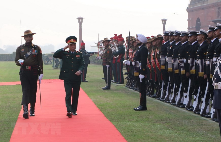 潘文江上将检阅仪仗队。图自越通社记者辉黎 摄