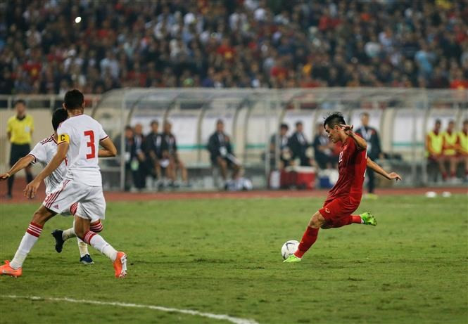 越南球员在球场上拼尽全力。（图自越通社）