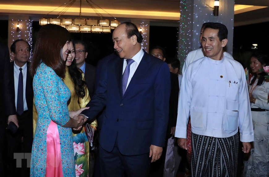 越南驻缅甸大使伦垂杨来机场迎接阮春福总理一行。图自越通社