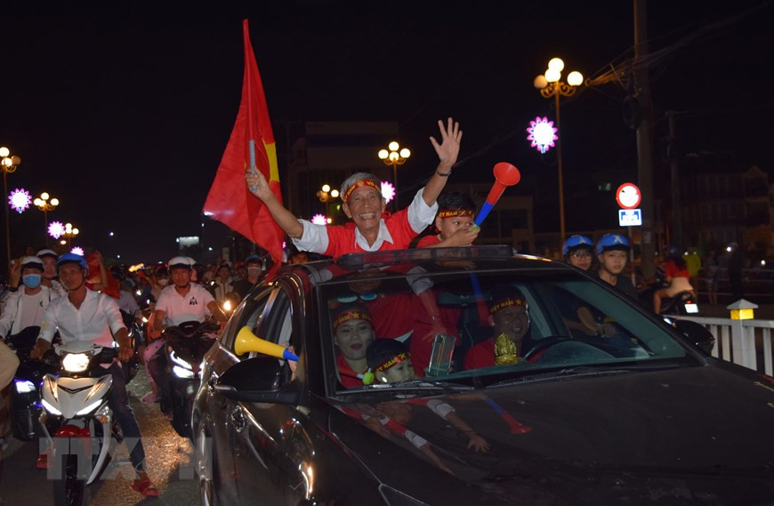 同塔居民与全国人民分享欢乐。这一胜利是越南全国人民60年来所期待的胜利。图自越通社