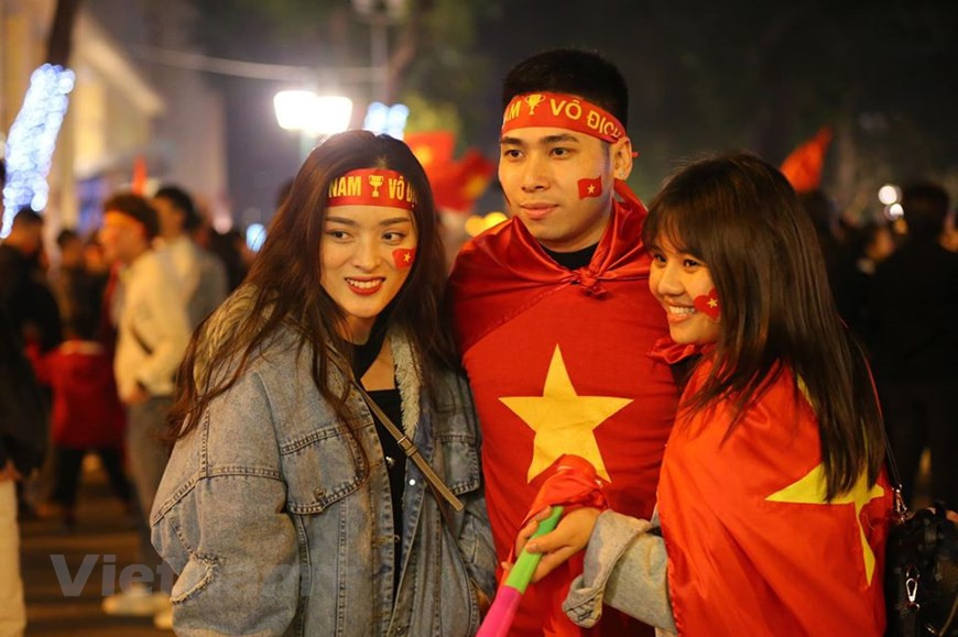 首都人民，不分男女老少都兴高采烈涌上街头来，庆祝越南U22足球队的胜利。图自越通社
