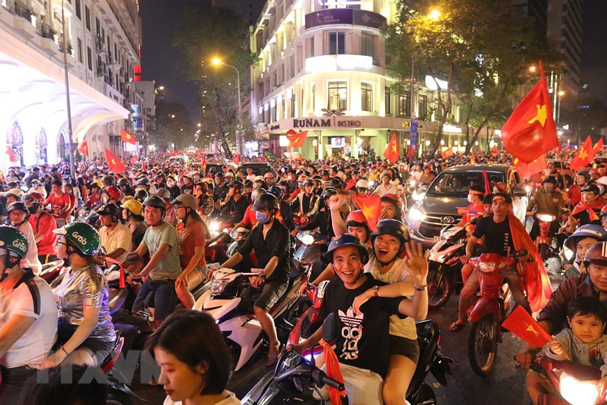 胡志明市居民涌上街头来，庆祝越南U22足球队的历史性胜利。越南人民一直在越南体育代表团背后支持他们。图自越通社
