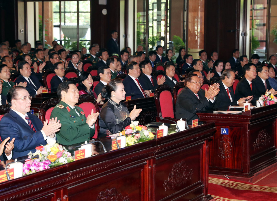 越南国会主席阮氏金银、老挝人民革命党共产党中央总书记、党和国家原领导、领导以及越南援老志愿军和军事专家出席纪念典礼。越通社记者仲德 摄