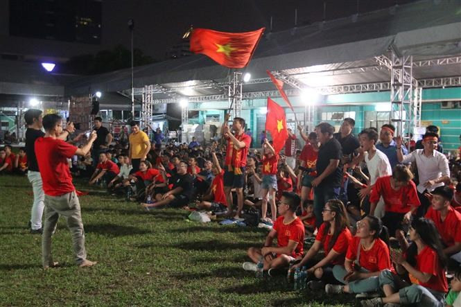 胡志明市球迷聚集在一起为越南队加油打气（图自越通社）