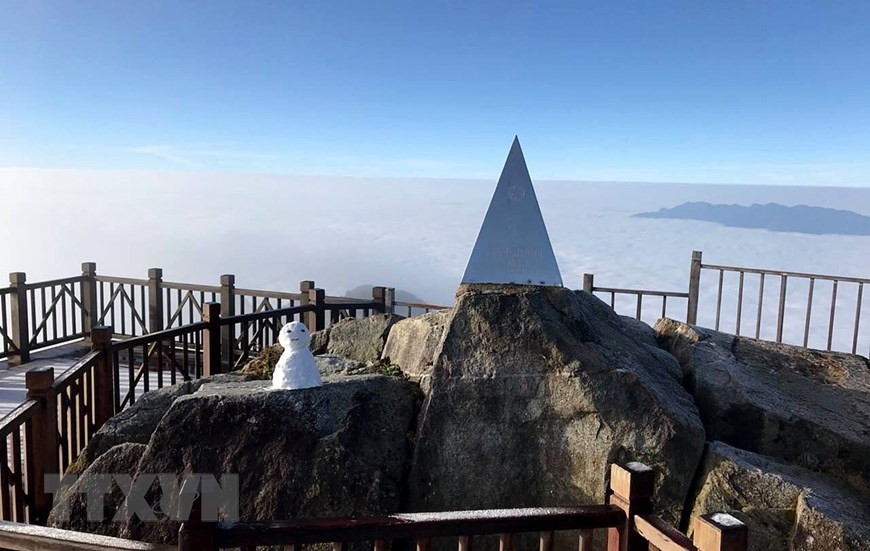 白雾覆盖了番西邦峰。图自越通社记者国庆 摄