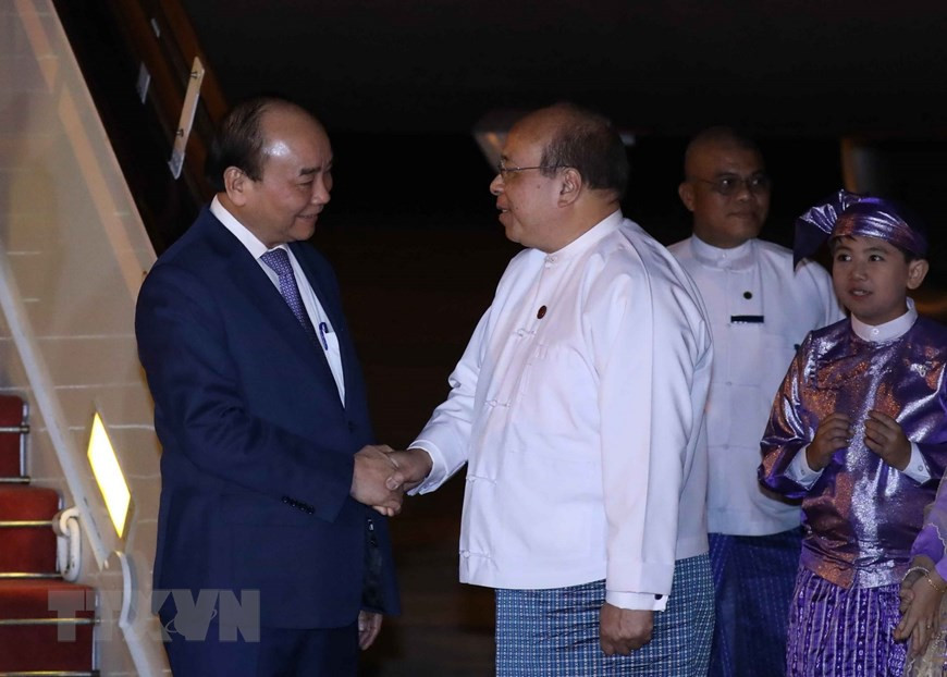 缅甸官员来机场迎接阮春福总理一行。图自越通社