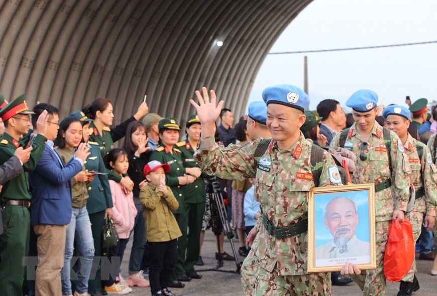 越南二号二级野战医院干部战士告别亲人、同志，赴南苏丹执行任务。图自越通社记者杨江 摄