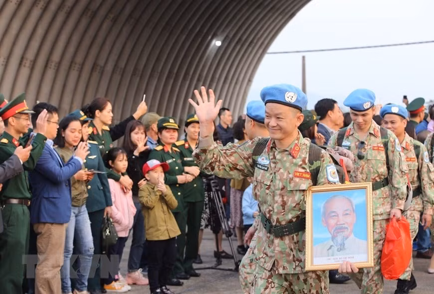 越南二号二级野战医院干部战士告别亲人、同志，赴南苏丹执行任务。图自越通社记者杨江 摄