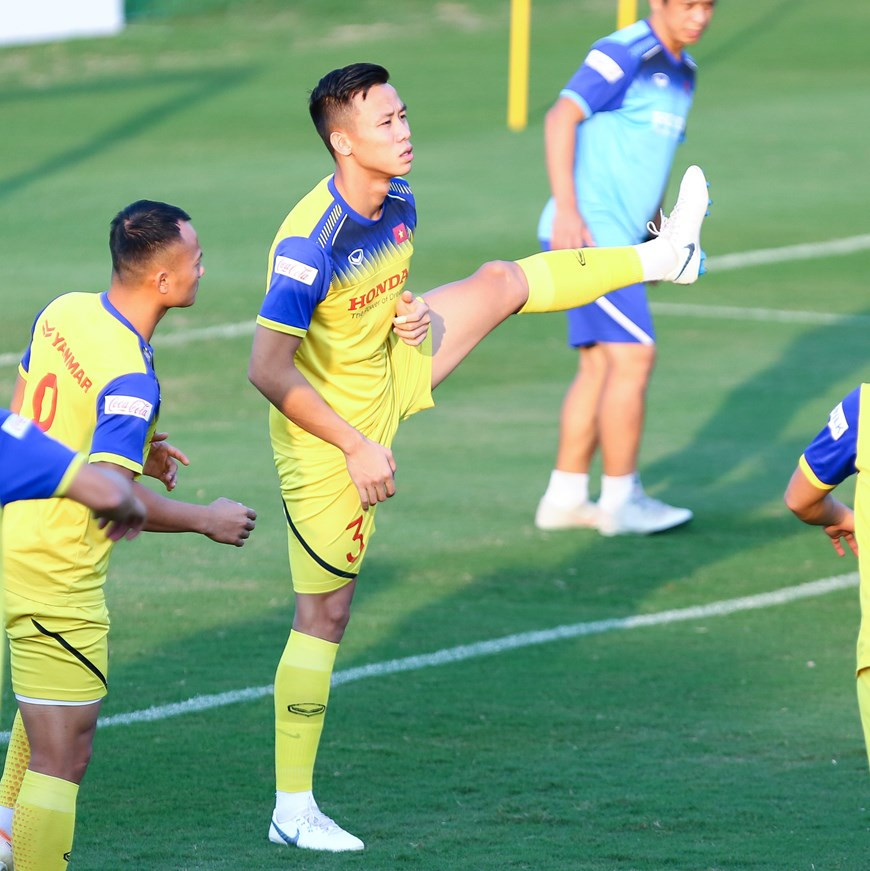 开始锻炼之前，球员要仔细进行热身训练。（Vietnam+记者元安 摄）