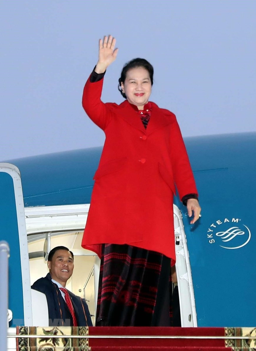 越南国会主席阮氏金银一行当地时间12月12日9时抵达明斯克国际机场，开始于12月12日至14日对白俄罗斯进行正式访问。图自越通社