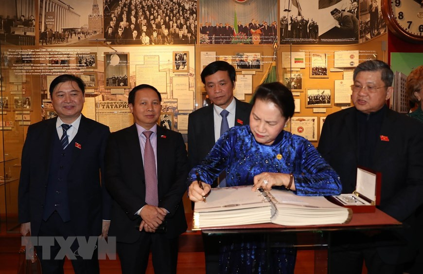 阮氏金银主席一行走访参观斯鞑靼斯坦共和国国务委员会总部。图自越通社