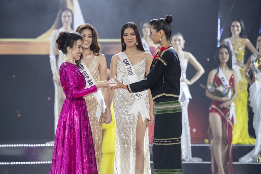 2017年越南环球小姐赫姮尼依准备为最出色的佳丽戴皇冠。图自Vietnamplus