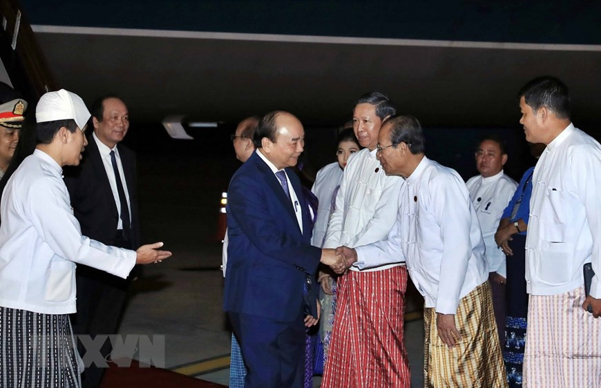 缅甸教育部长妙登季、内比都市长Myo Aung、缅甸驻越大使以及众多旅居缅甸越南人代表到机场迎接阮春福总理一行。图自越通社