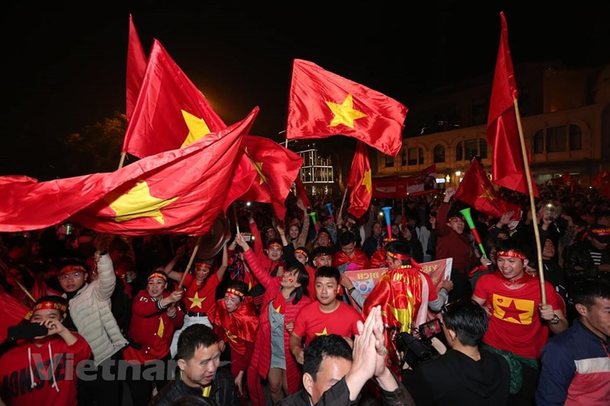 各大街小巷都被越南国旗染红。图自越通社