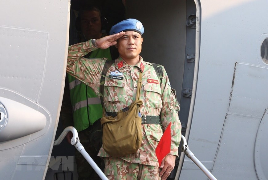 越南二号二级野战医院干部战士告别亲人、同志，赴南苏丹执行任务。图自越通社记者杨江 摄