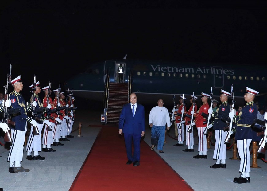 阮春福总理在缅甸机场的欢迎仪式。图自越通社