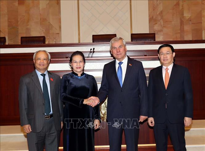 越南国会主席阮氏金银与白俄罗斯国民会议代表院(下院)主席弗拉基米尔·安德烈琴科举行会谈。图自越通社