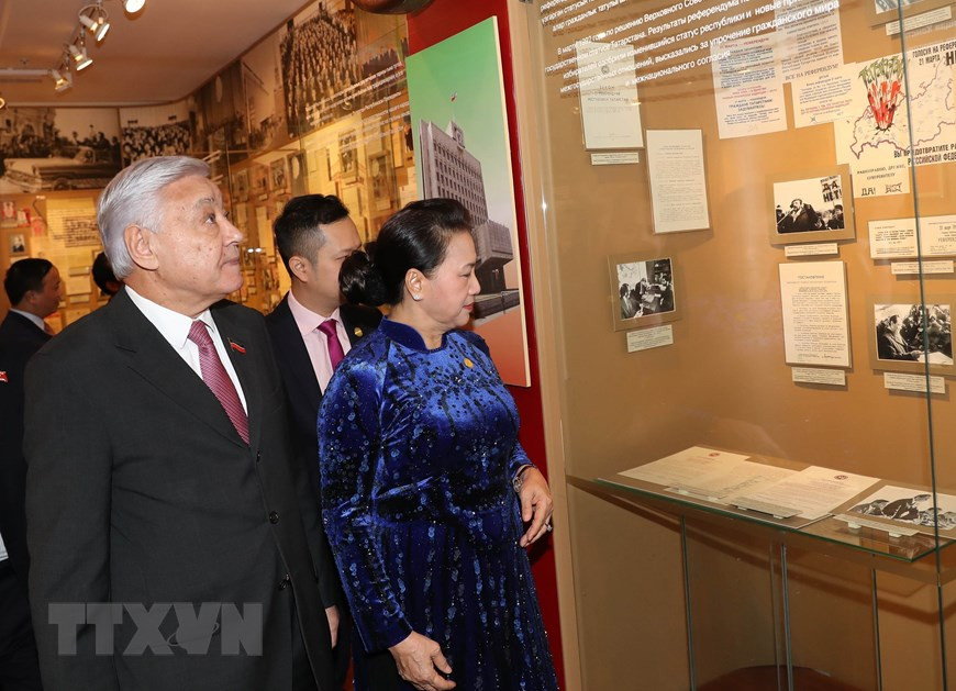 阮氏金银主席一行走访参观斯鞑靼斯坦共和国国务委员会总部。图自越通社