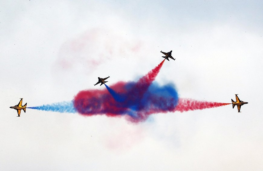 各飞机进行队精彩的特技飞行表演。（图自VCG）