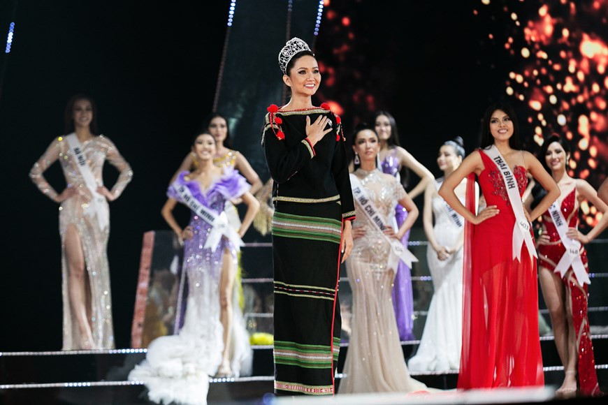 2017年越南环球小姐赫姮尼依完成自己两年的使命。图自Vietnamplus