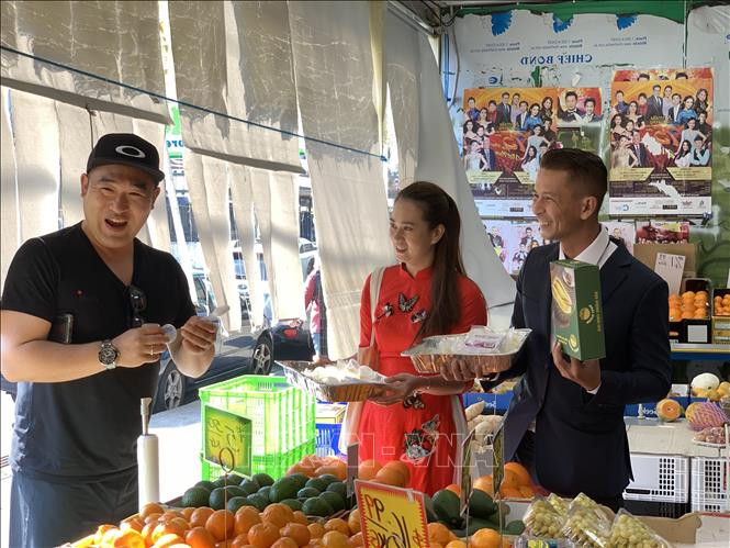 食客在一家超市品尝越南榴莲果。图自越通社