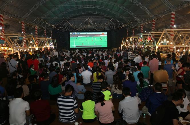 球迷聚集在一起为越南队加油打气（图自越通社）