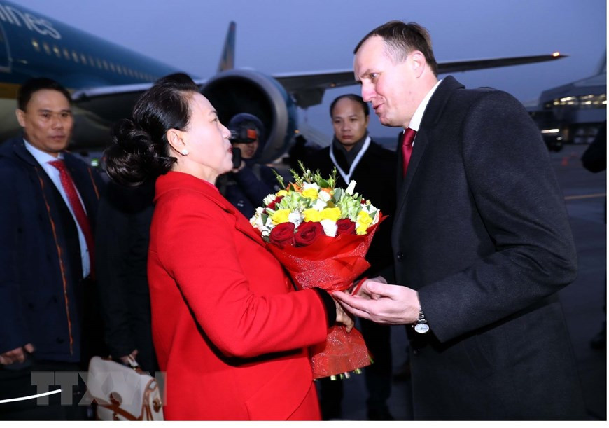 白俄罗斯议会上院副主席伊萨琴科来机场迎接阮氏金银主席一行。图自越通社