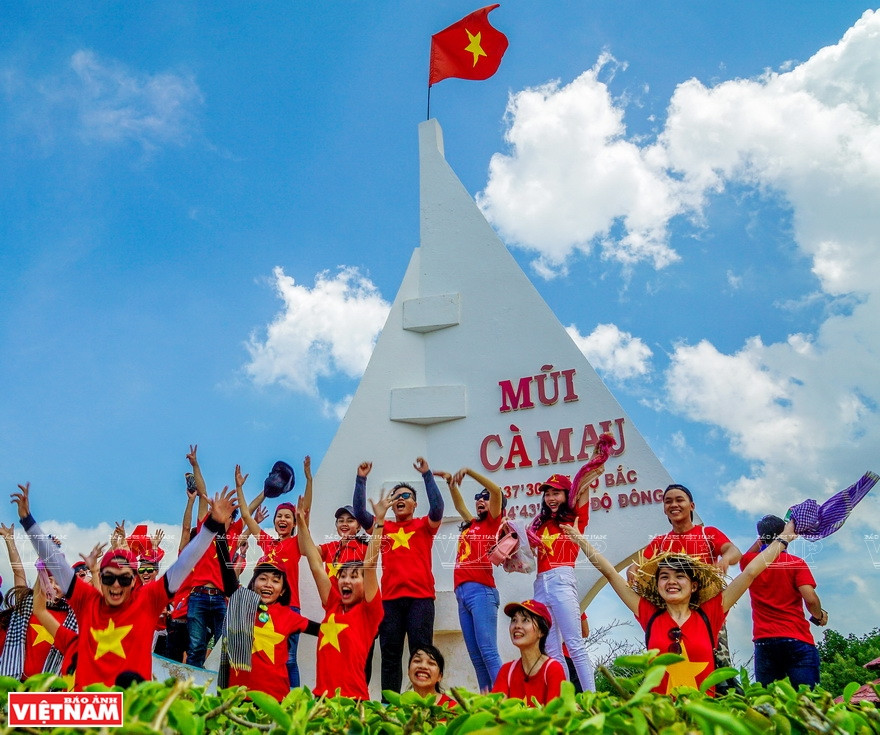 游客在金瓯角祖国旗台照片留念。图自越通社