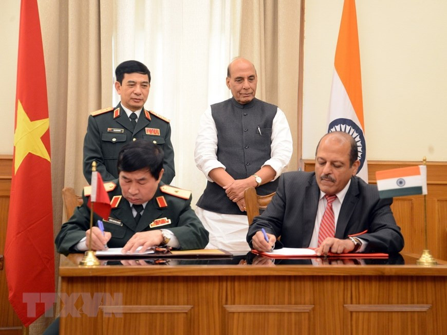 越南国防部副部长潘文江和印度国防部长拉吉纳特•辛格见证了越南国防战略研究院和印度陆军战争研究中心合作文件签署。图自越通社记者辉黎 摄