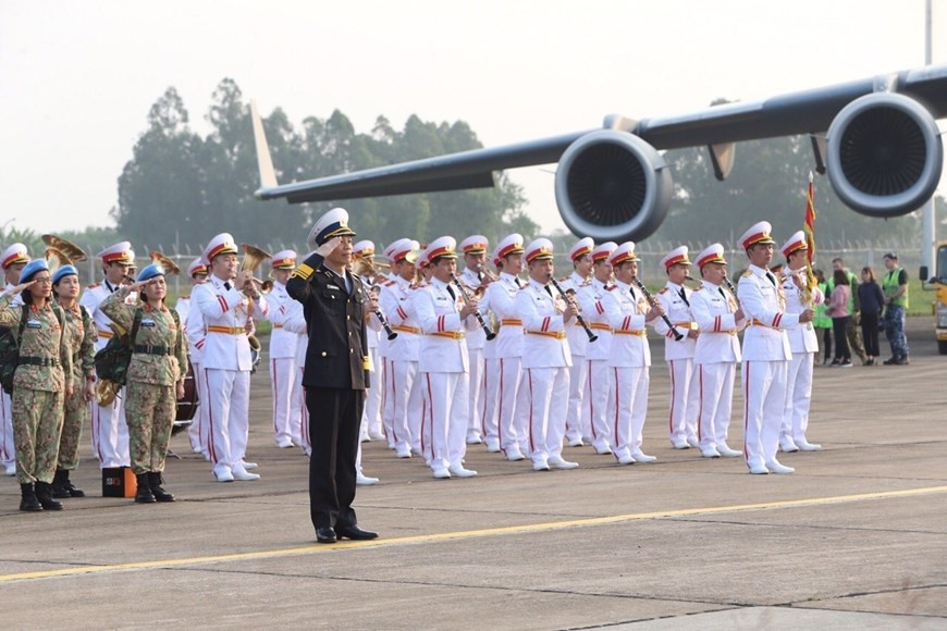 越南二号二级野战医院干部战士向国旗敬礼。图自越通社记者杨江 摄