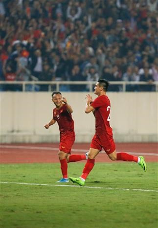 第44分钟，阮进灵在阿联酋禁区前沿右脚劲射破门，打破了僵局。（图自越通社）