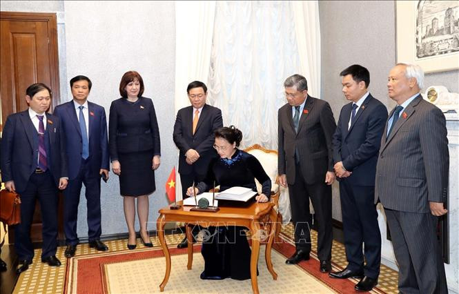 越南国会主席阮氏金银在纪念簿上留言。图自越通社